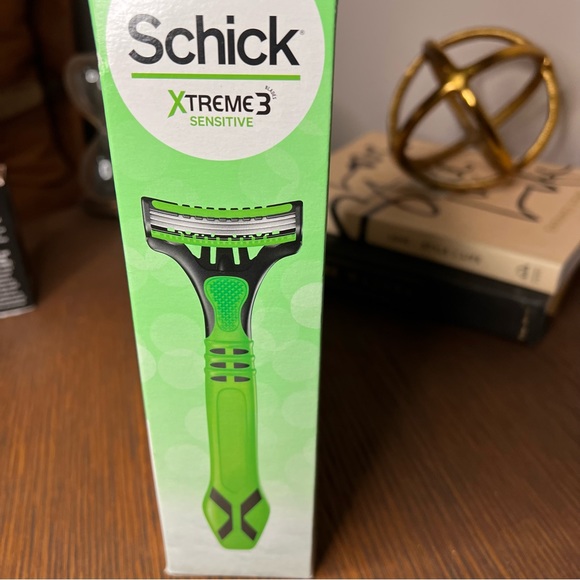 SCHICK Xtreme 3 Sensitive Gift Pack 6 Disposable 3-Blade Razors & 7oz Shave Gel - Picture 2 of 5